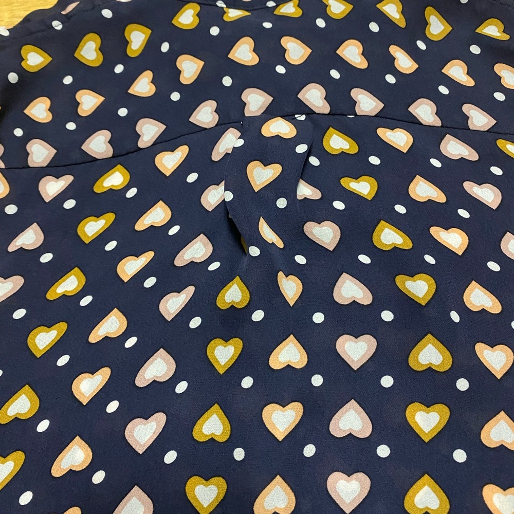 J. Crew Silk Navy Blue Heart Print Sleeveless Top Size 2 Button Down Blouse - Picture 12 of 13